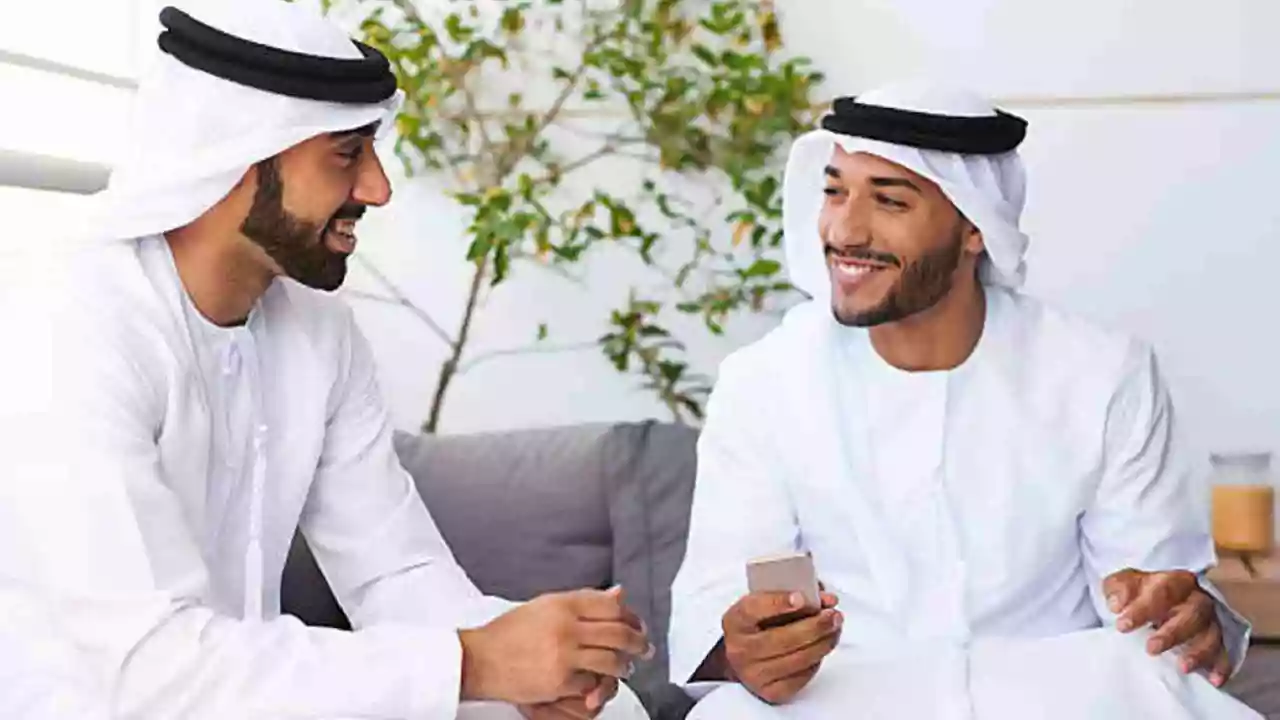 What do Saudis wear under their thawb/qamis?